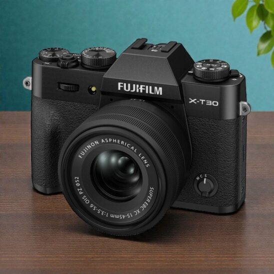 Fujifilm X-T30 III noir avec objectif Fujinon, un appareil photo hybride élégant pour les passionnés de photographie.