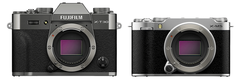 Fujifilm X-T30 III et X-M5: Appareils photo numériques hybrides, boîtiers argentés et noirs, monture d'objectif visible. 