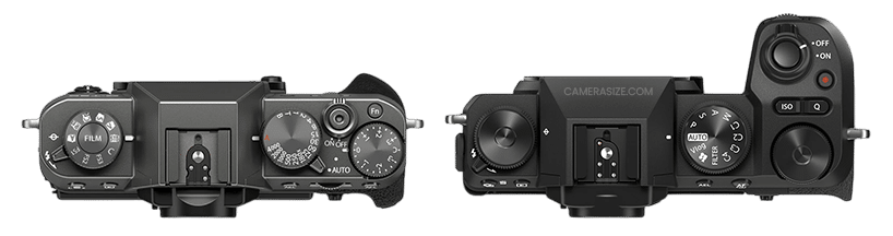 Fujifilm X-T30 III et X-S20 comparés&nbsp;: Vue du dessus des boîtiers, montrant les molettes et les boutons de commande.