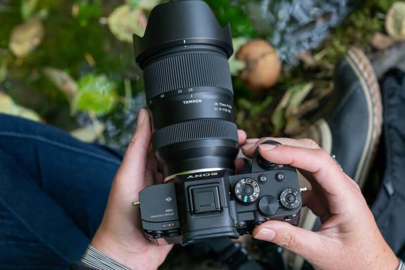 Gros plan d'un appareil photo Sony avec objectif Tamron 28-75mm, essentiel pour la photographie moderne.  #photographie #Tamron