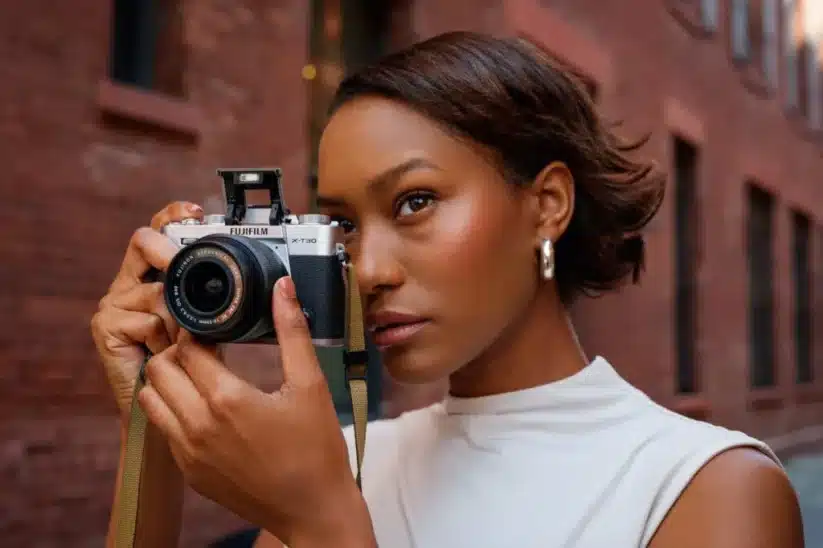 Femme photographiant avec un Fujifilm X-T30 III. Mise au point précise, qualité d'image exceptionnelle. Idéal pour les passionnés de photo.