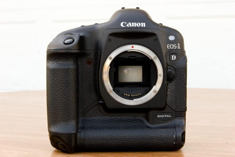 Canon EOS-1D, pionnier du numérique professionnel. Un appareil photo reflex numérique emblématique pour les photographes.
