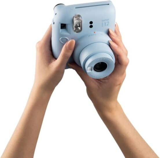 Fujifilm Instax Mini 12 bleu, le meilleur appareil photo instantané pour débutant en 2026. Facile à utiliser, photos instantanées.