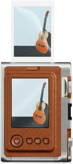 Fujifilm Instax Mini Evo hybride numérique: écran affichant une photo de guitare. Le meilleur appareil photo instantané en 2026.