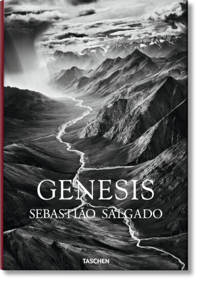 Couverture du livre "Genesis" de Sebastião Salgado, photographie noir et blanc de paysages montagneux.