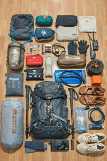 Sac à dos de voyage Osprey, chaussures de randonnée, vêtements et accessoires essentiels pour le backpacking.