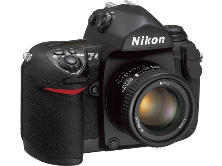 Nikon F6, dernier appareil photo reflex argentique professionnel, symbole de l'évolution du marché de la photographie.