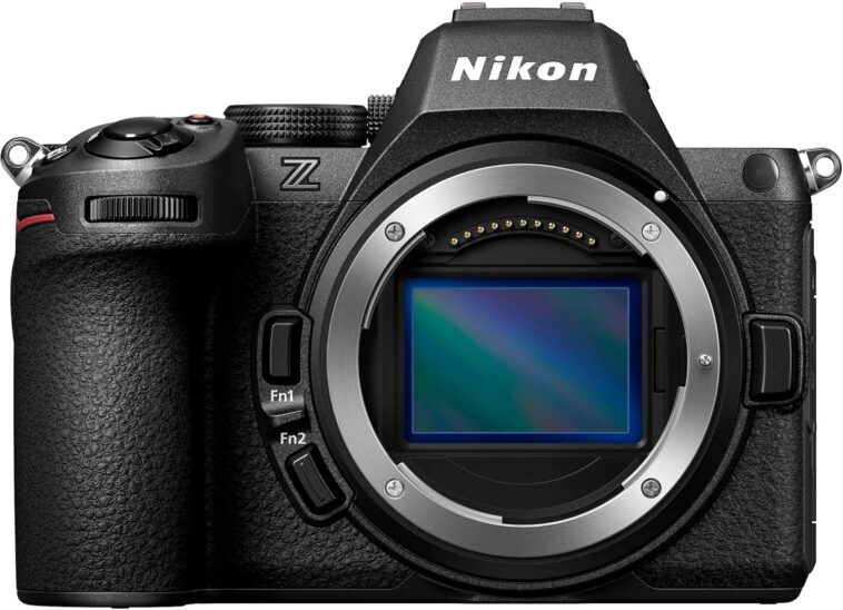 Nikon Z5 II plein format, excellent rapport qualité/prix pour la photographie de voyage. Détail de l'appareil photo hybride Nikon.