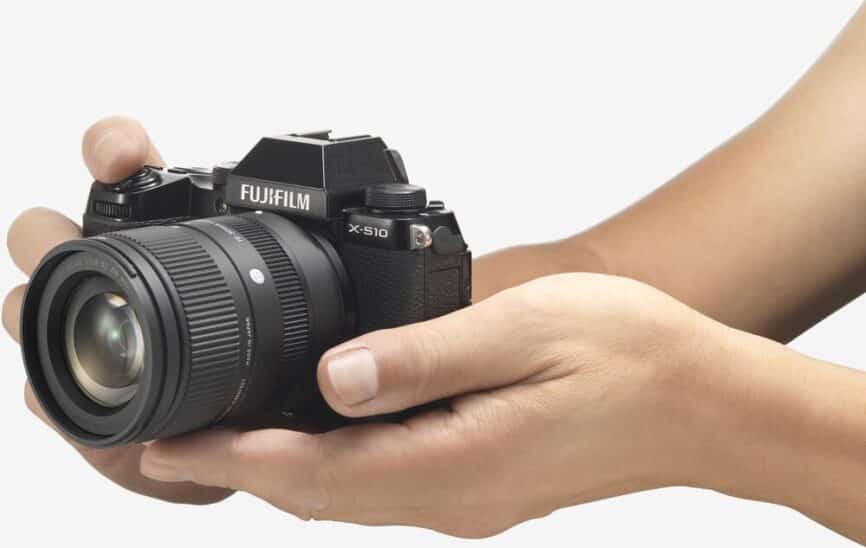 Fujifilm X-S10 avec objectif Sigma 18-50mm, appareil photo compact idéal pour le voyage et la photographie en 2026.