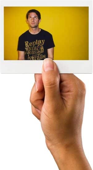 Photo Polaroid format large 79x79mm. Quel appareil photo instantané choisir en 2026&nbsp;? Homme sur fond jaune.