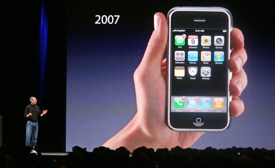 Présentation de l'iPhone en 2007 par Steve Jobs. Révolution du marché de la photographie mobile. Apple et innovation.
