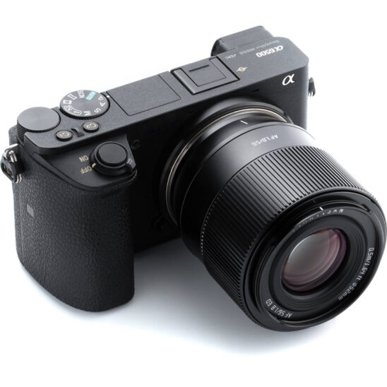 Objectif TTArtisan 56mm sur appareil photo Sony α6500. Analyse du marché de la photographie.