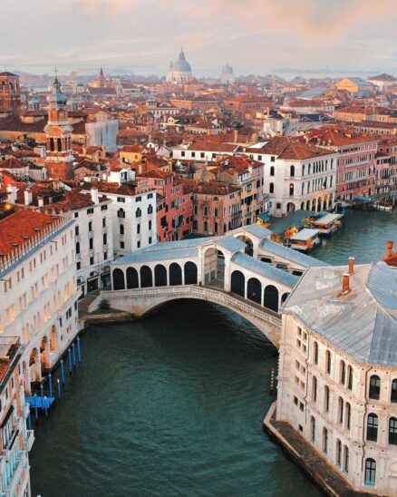 Photographie de voyage à Venise : Vue aérienne du Pont du Rialto, destination touristique emblématique.
