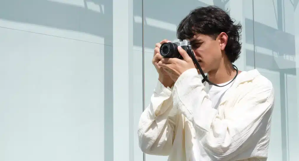 Fujifilm X-T30 III en action: Jeune photographe utilisant l'appareil avec style pour une photo parfaite. 