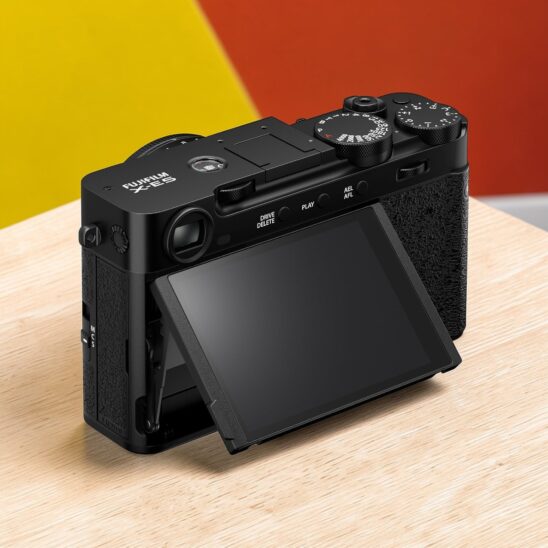 Fujifilm X-E5 noir, écran orientable ouvert. Appareil photo numérique hybride, commandes supérieures visibles. 