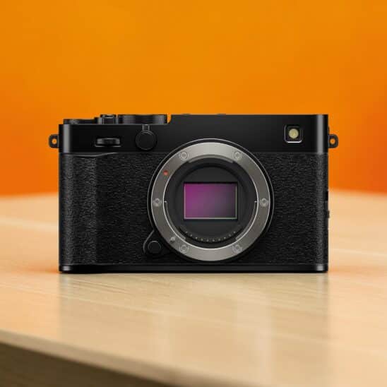 Fujifilm X-E5 face avant. Appareil photo numérique sans miroir noir élégant avec objectif interchangeable.