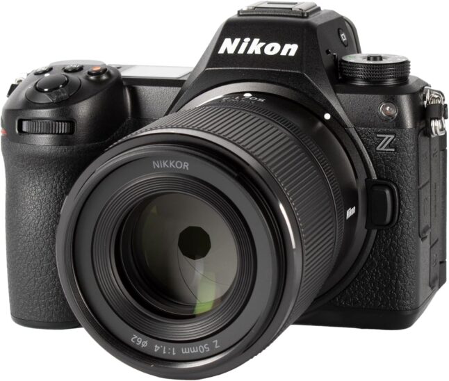 Nikon Z6 III: Appareil photo hybride plein format, objectif Nikkor Z 50mm f/1.4. Meilleur appareil photo 2026. 