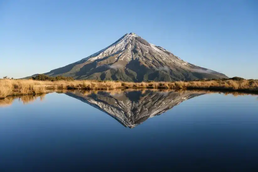 Reflet du mont enneigé dans l'eau calme, capturé avec le Fujifilm X-E5 et la simulation de film Provia par Zao-Yanming.