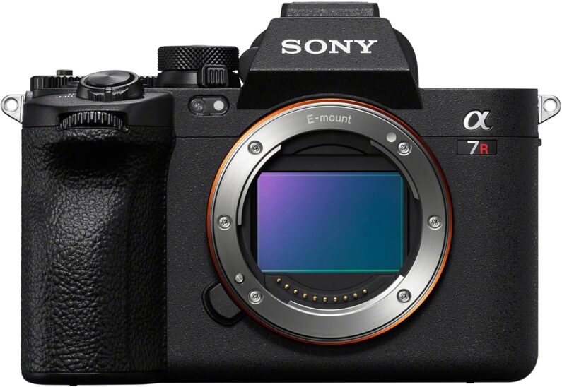 Sony A7R V: le meilleur appareil photo hybride en 2026. Boîtier noir, monture E, capteur plein format pour une qualité d'image exceptionnelle.