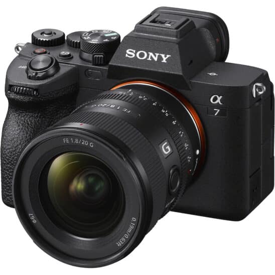 Sony A7 IV&nbsp;: Le meilleur appareil photo hybride en 2026. Boîtier noir avec objectif FE 1.8/20 G pour une qualité optimale.