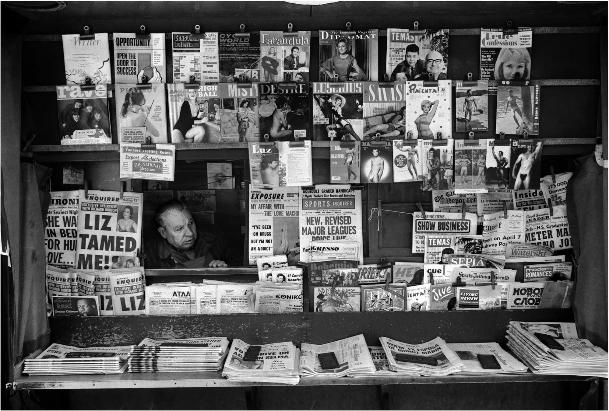 Photo de Stephen Shore&nbsp;: Commerce The Falls, voiture, caisses de fruits et légumes. Photographie américaine.