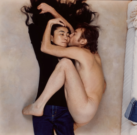 Annie Leibovitz, John Lennon et Yoko Ono. Photo emblématique d'un des photographes les plus connus de l'histoire de la photographie.