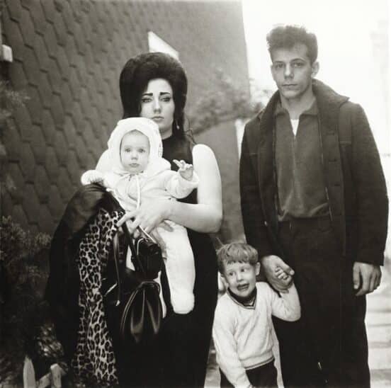 Photographie en noir et blanc de Diane Arbus&nbsp;: famille américaine typique des années 1960. Artiste photographe de renom.