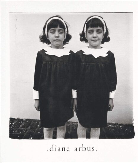 Livre Diane Arbus&nbsp;: Photographie iconique de jumelles, un classique de l'histoire de la photographie. Noir et blanc, portrait saisissant.
