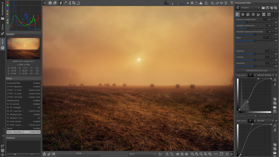 Darktable, logiciel photo gratuit. Champ brumeux, balles de foin au soleil, outils de retouche d'image.