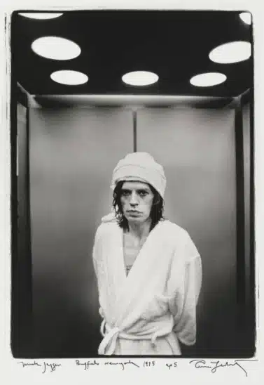 Photo en noir et blanc de Mick Jagger en peignoir, un des photographes les plus connus de l'histoire. 