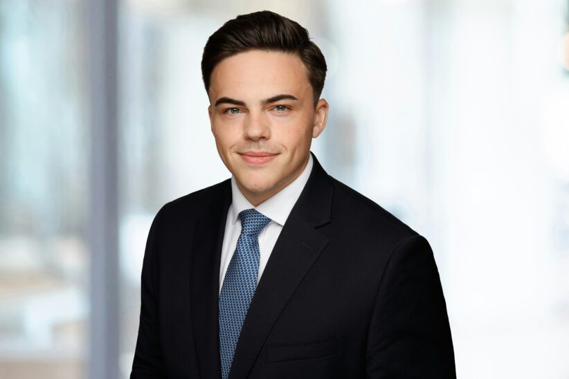 Portrait corporate classique d'un homme en costume sur fond neutre