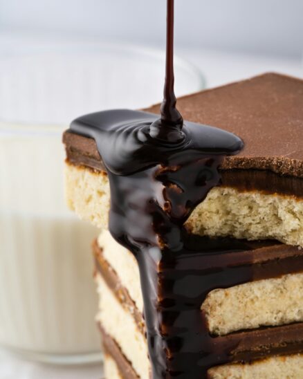 Gros plan immersif sur un gâteau coupé accompagné d'un café