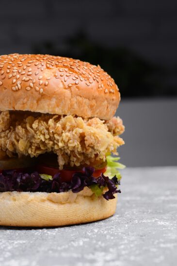 Burger au poulet pané photographié pour mettre en valeur le croustillant