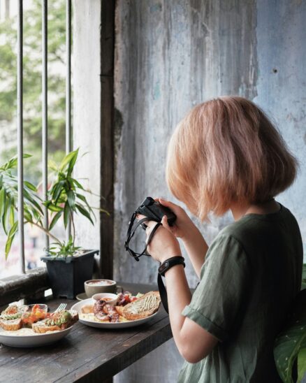Schéma d'un setup de photo culinaire avec lumière naturelle entrante par une fenêtre latérale