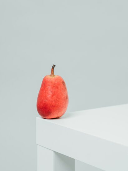 Photo culinaire minimaliste avec sujet isolé sur fond épuré et beaucoup d'espace négatif