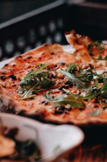 Plat photographié à 45 degrés avec mise au point nette sur de la roquette
