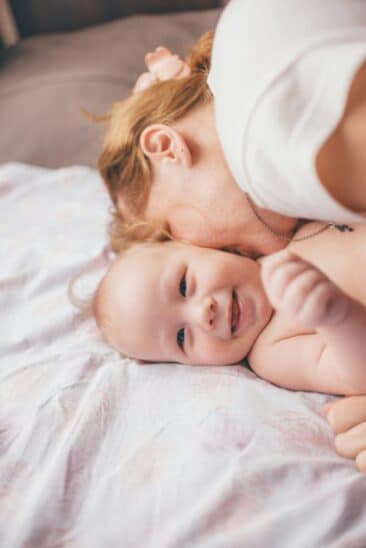 Photo nouveau-né&nbsp;: bébé souriant avec sa maman. Tendresse et amour maternel pour réussir vos clichés. 
