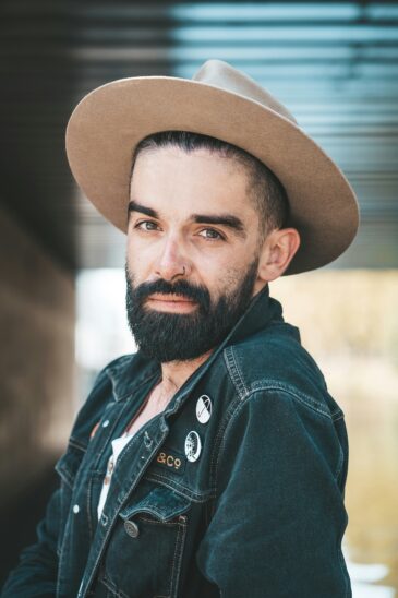 Portrait d'homme barbu réalisé à f/4, illustrant une faible profondeur de champ avec arrière-plan flou.