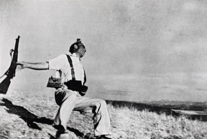 Photo en noir et blanc d'un soldat républicain mort, par Robert Capa, un photographe historique célèbre.