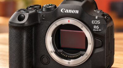 Canon EOS R6 Mark III vu de trois quarts, sans objectif