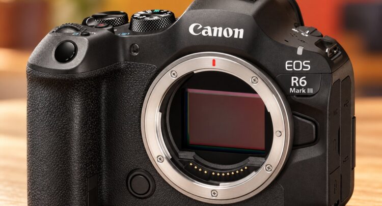 Canon EOS R6 Mark III vu de trois quarts, sans objectif