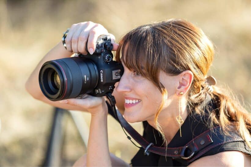 Photographe cadrant à l'œil avec le Canon EOS R6 Mark III en pleine nature