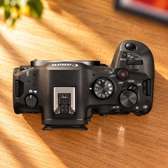 Canon EOS R6 Mark III vu de dessus avec son barillet des modes, ses molettes et son interrupteur photo-vidéo