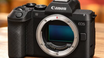 Canon EOS R8 Mark II vu de trois quarts, sans objectif
