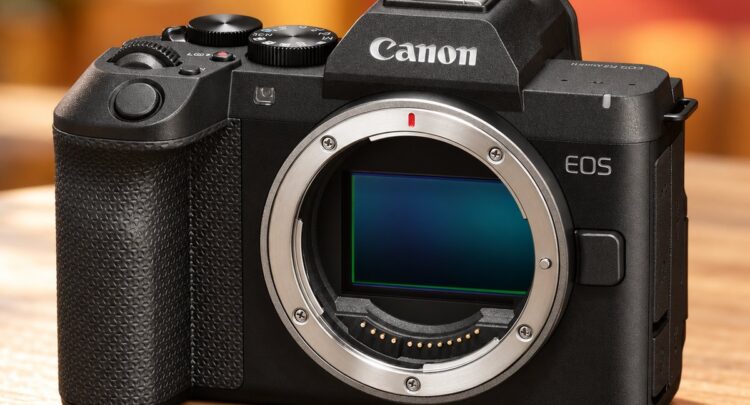 Canon EOS R8 Mark II vu de trois quarts, sans objectif