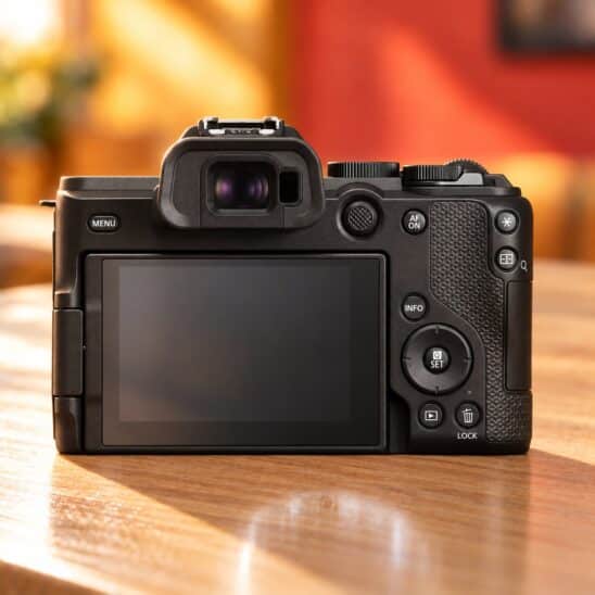 Dos du Canon EOS R8 Mark II avec son écran orientable, son joystick, le bouton AF-ON et le pavé directionnel