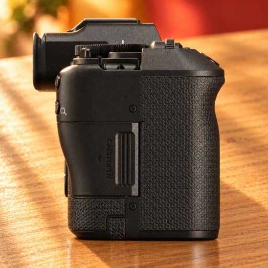 Flanc droit du Canon EOS R8 Mark II avec la trappe de la carte SD