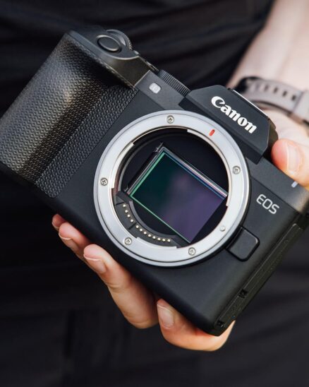 Canon EOS R8 Mark II sans objectif tenu dans une main, capteur visible