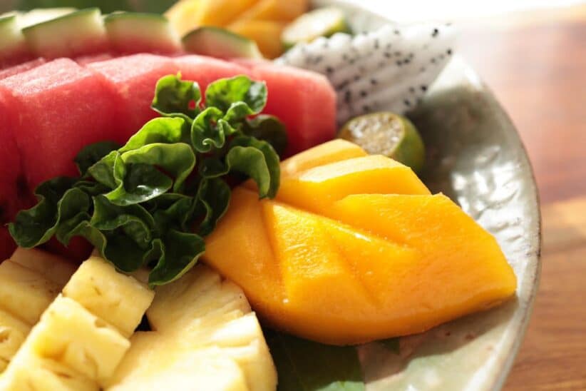 Assiette de fruits exotiques découpés&nbsp;: pastèque, mangue, ananas et fruit du dragon
