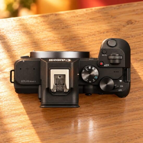 Canon EOS R8 Mark II vu de dessus avec son barillet des modes, ses molettes et son levier marche/arrêt